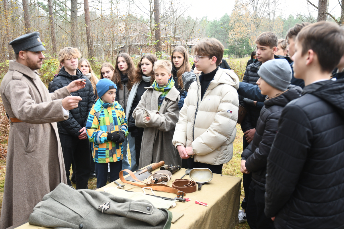 Piemiņas brīdis Latvijas Brīvības cīņās kritušajiem varoņiem kopā ar vēsturnieku Māri Ribicki | 10.11.2023.