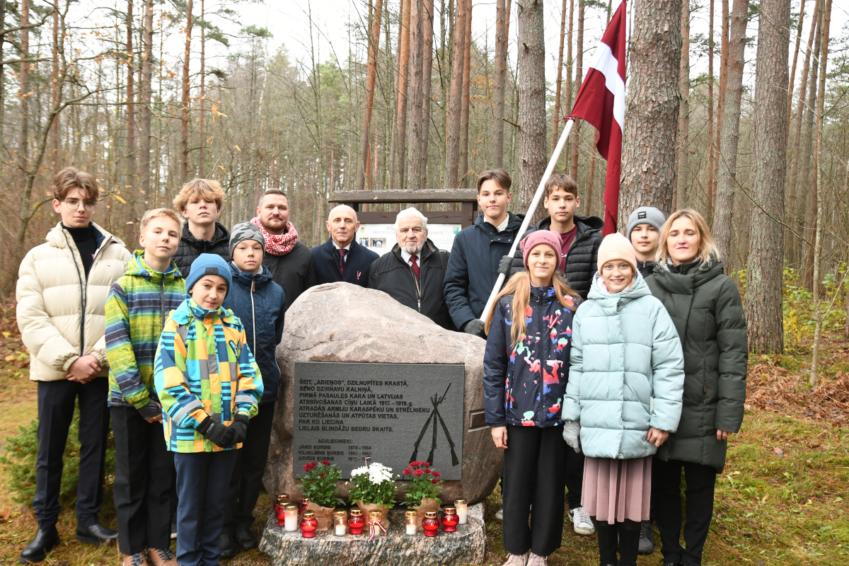 Piemiņas brīdis Latvijas Brīvības cīņās kritušajiem varoņiem kopā ar vēsturnieku Māri Ribicki | 10.11.2023.
