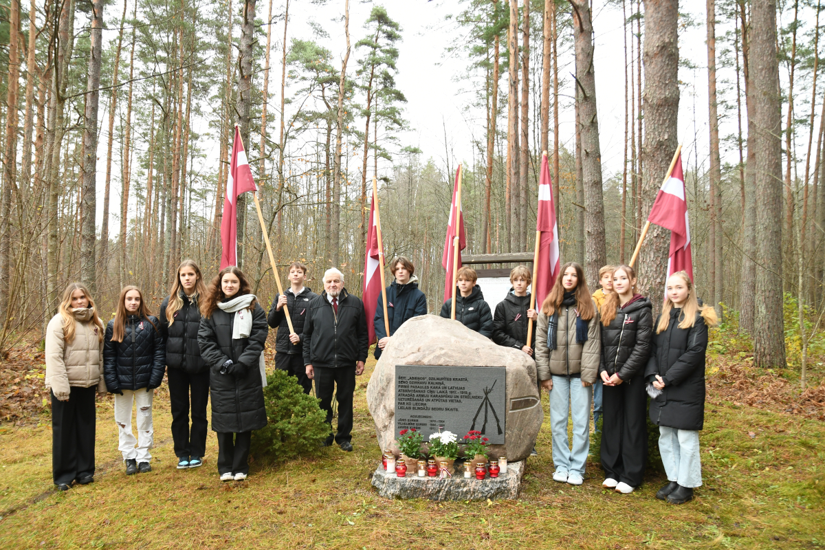 Piemiņas brīdis Latvijas Brīvības cīņās kritušajiem varoņiem kopā ar vēsturnieku Māri Ribicki | 10.11.2023.