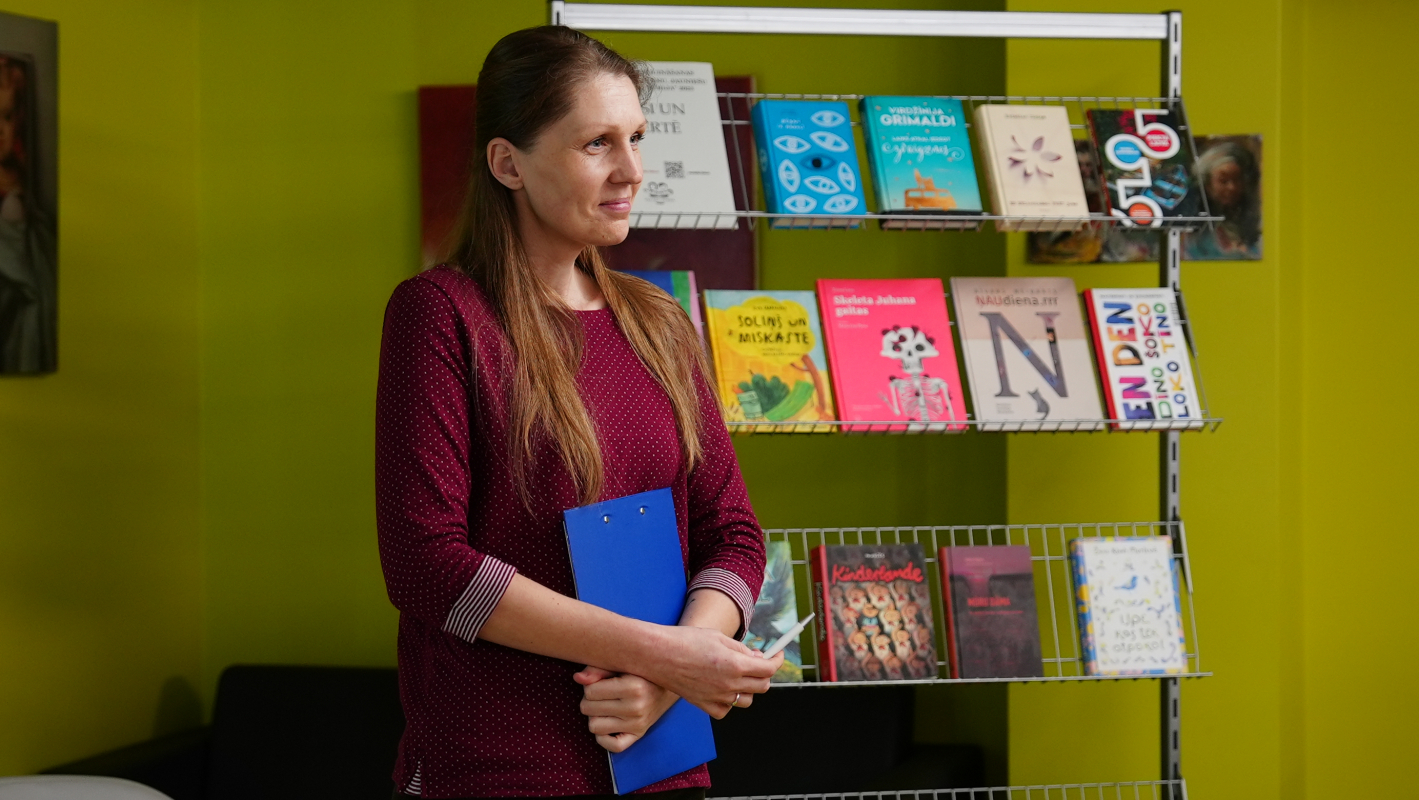Rakstniece Laura Vinogradova bibliotēkas telpās