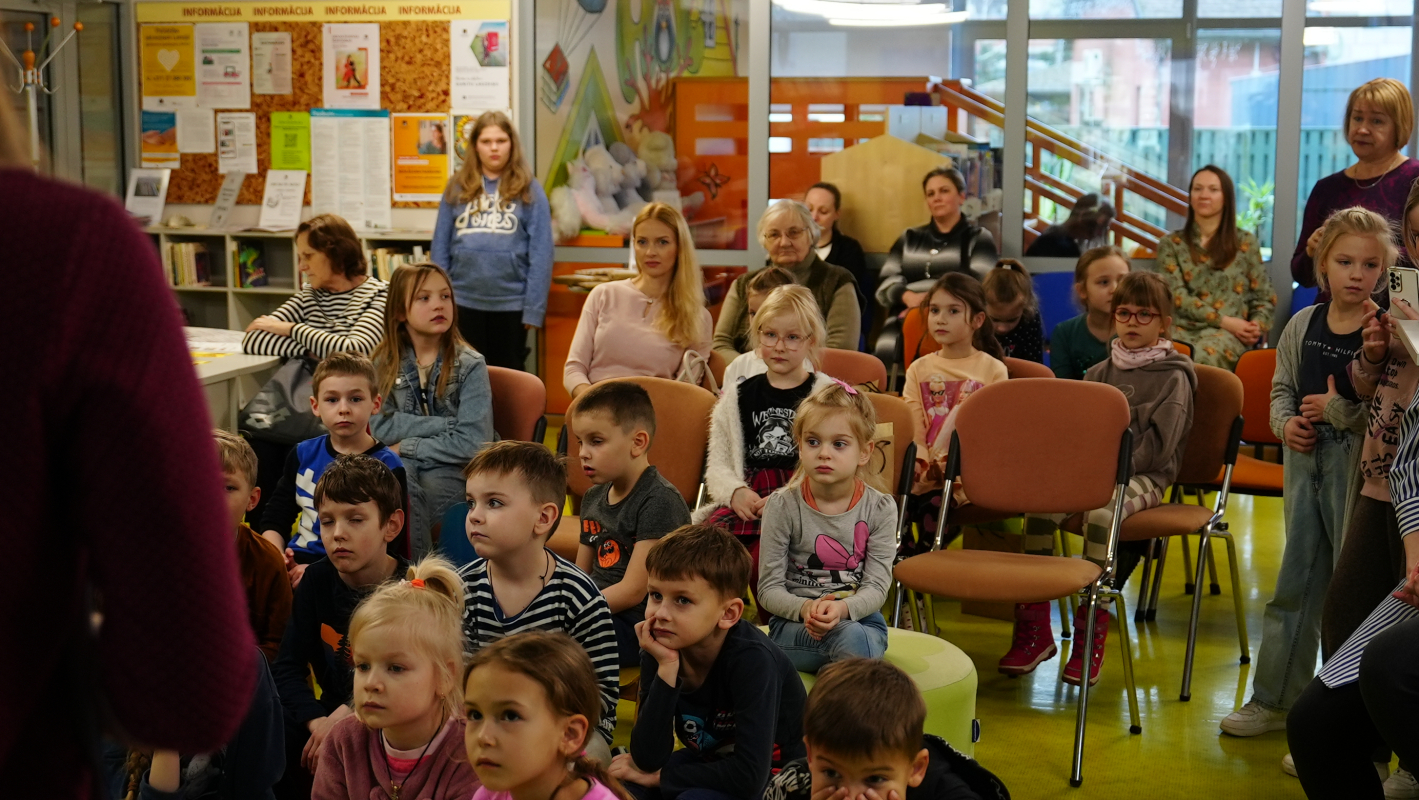 Novada iedzīvotāji un viesi Mārupes bibliotēkas telpās sanākuši uz pasākumu