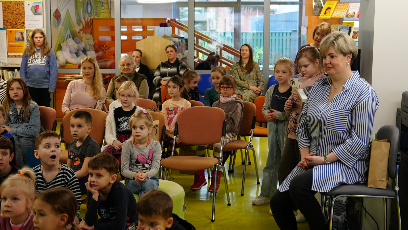 Novada iedzīvotāji un viesi Mārupes bibliotēkas telpās sanākuši uz pasākumu