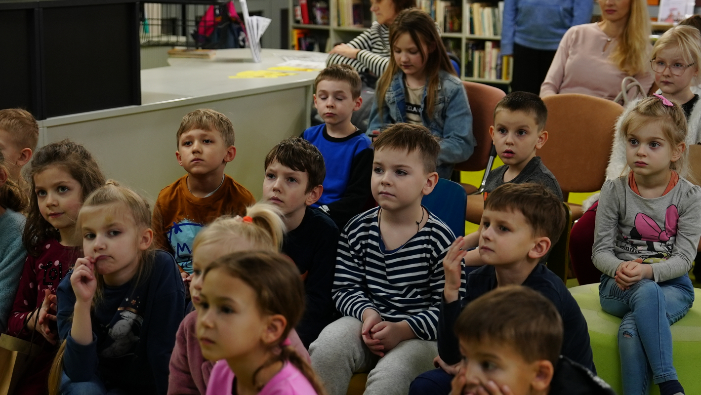 Novada iedzīvotāji un viesi Mārupes bibliotēkas telpās sanākuši uz pasākumu