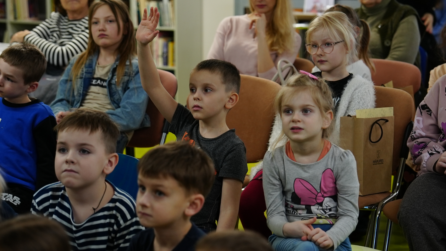 Novada iedzīvotāji un viesi Mārupes bibliotēkas telpās sanākuši uz pasākumu