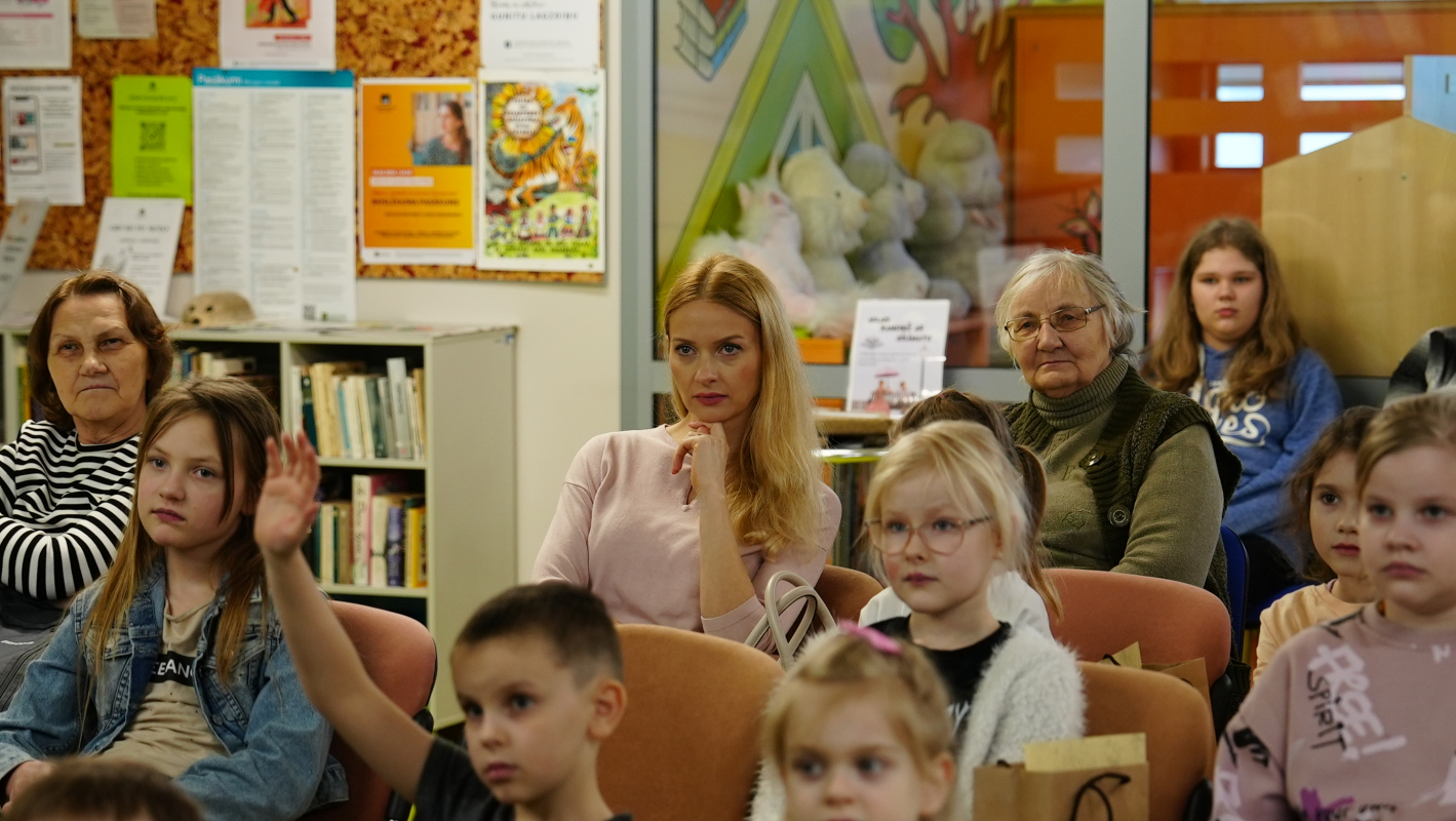 Novada iedzīvotāji un viesi Mārupes bibliotēkas telpās sanākuši uz pasākumu