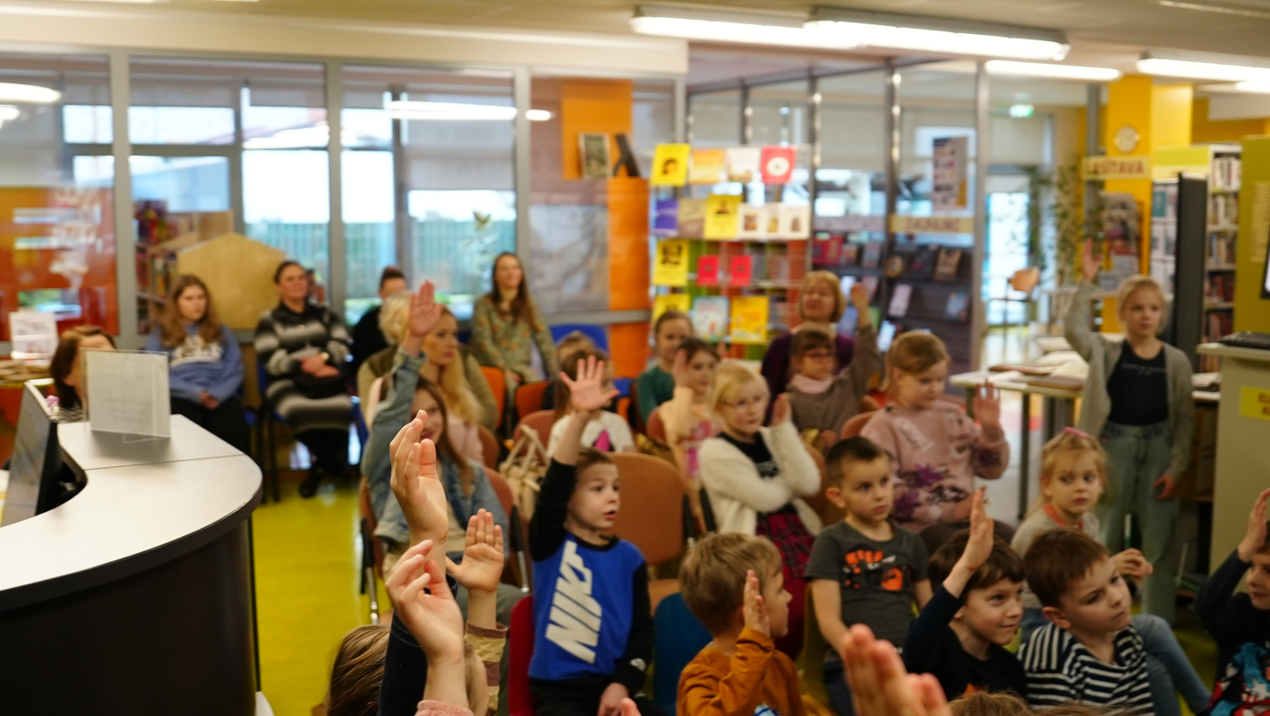 Novada iedzīvotāji un viesi Mārupes bibliotēkas telpās sanākuši uz pasākumu