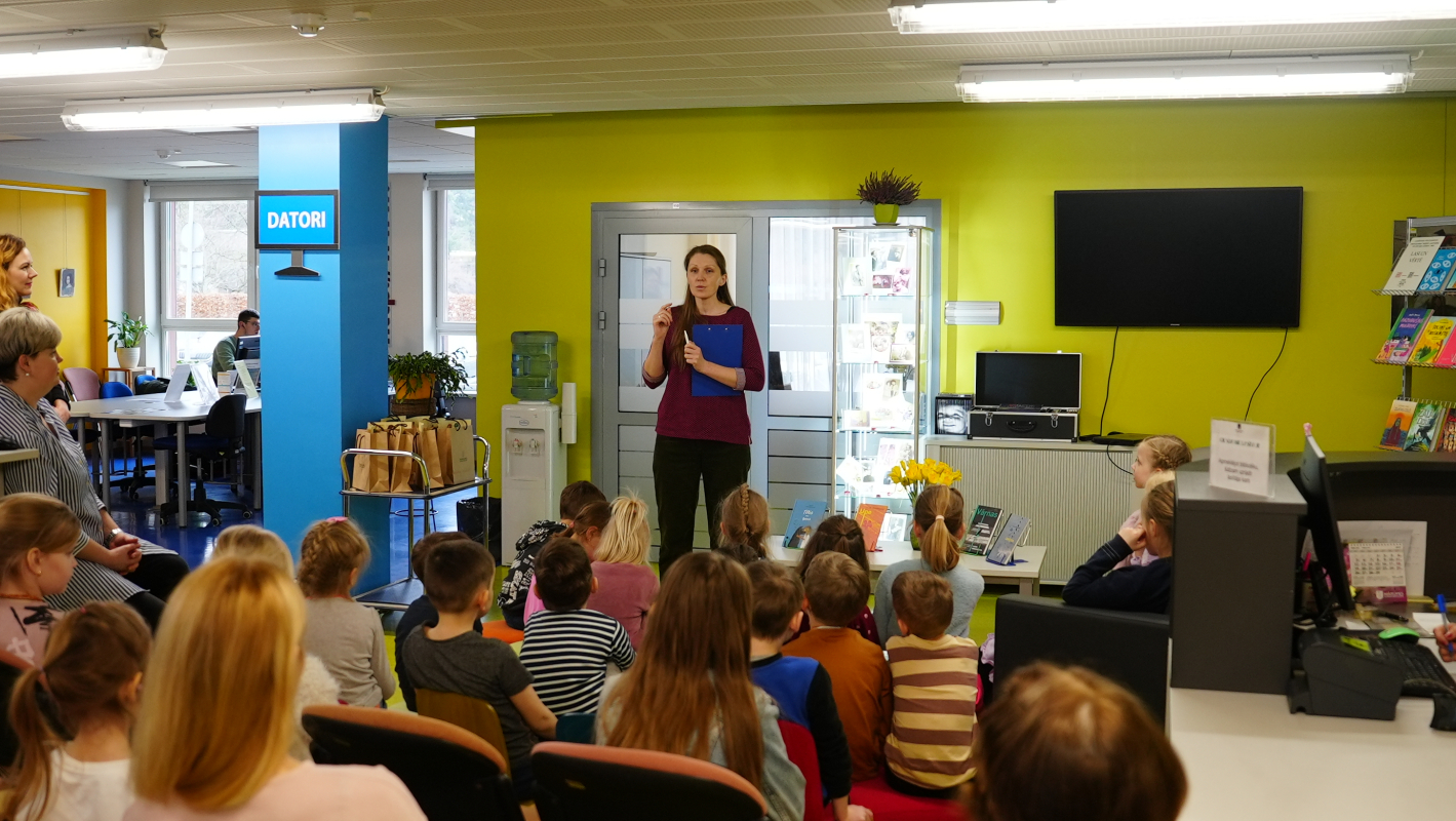 Novada iedzīvotāji un viesi Mārupes bibliotēkas telpās sanākuši uz pasākumu