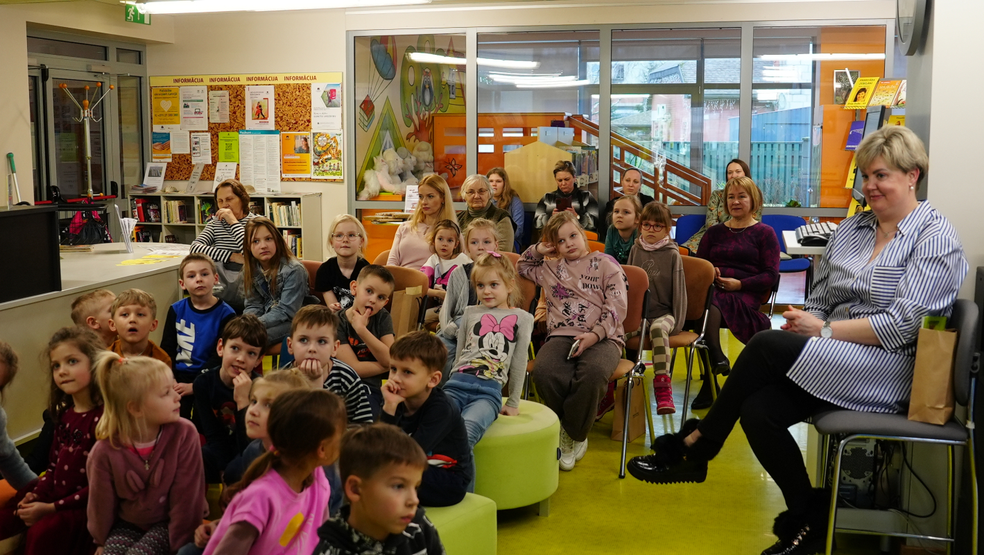 Novada iedzīvotāji un viesi Mārupes bibliotēkas telpās sanākuši uz pasākumu