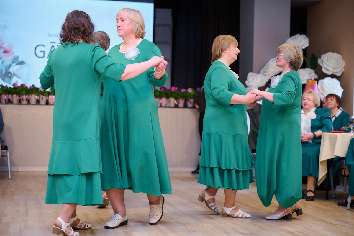 Senioru dejotājas zaļās kleitās