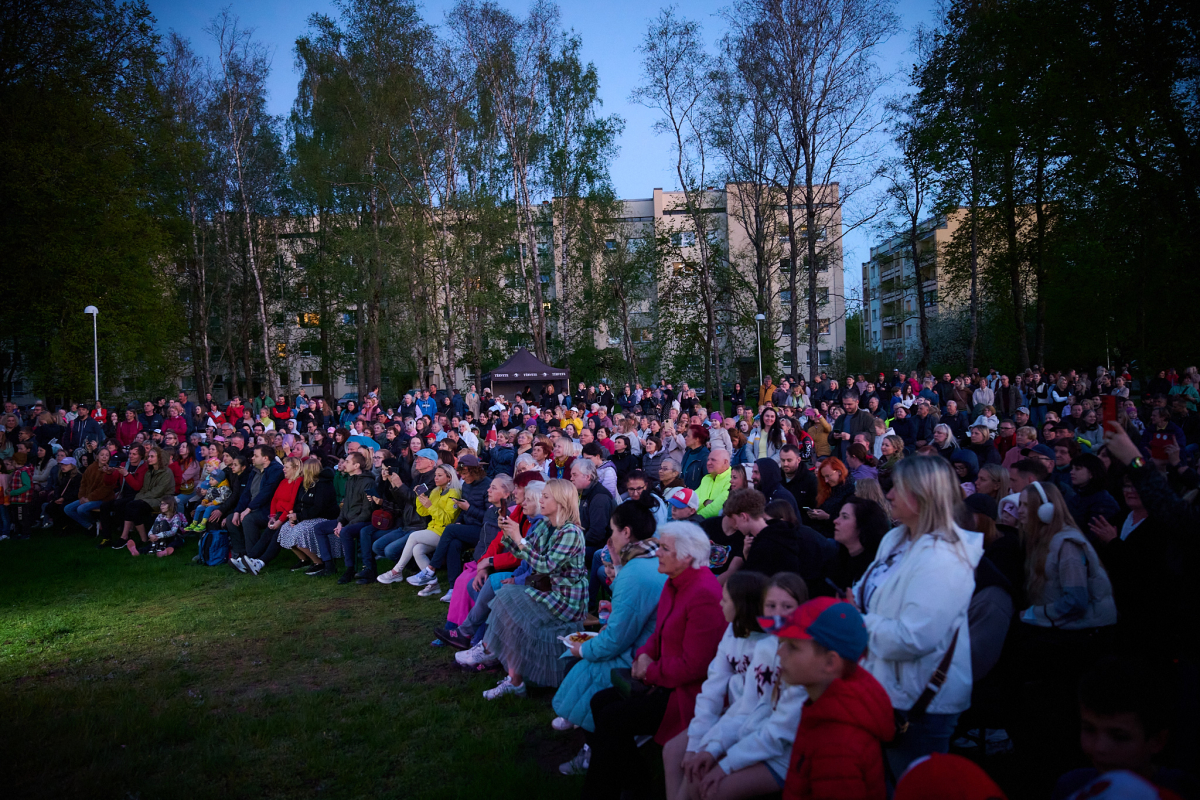 Skatītāju pulks brīvdabas pasākumā