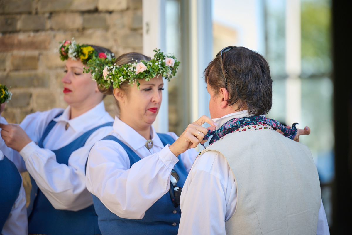 Tautas deju pāris, gatavojoties deju koncertam