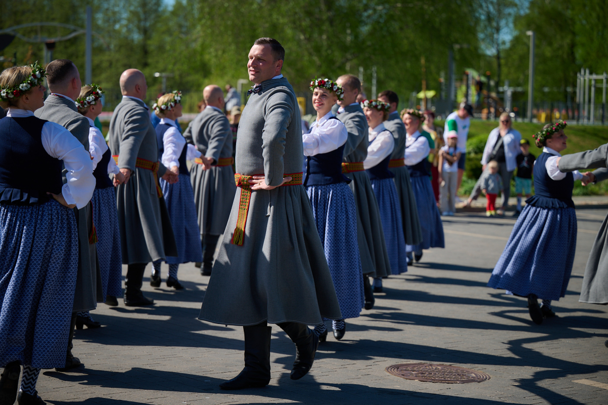 Dejotāji āra laukumā, dejojot koncertā