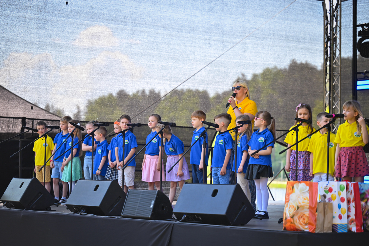 bērnu popgrupas dalībnieki uz skatuves