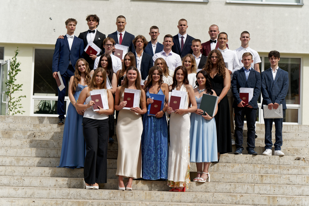 jauniešu kopbilde svinīgajā izlaidumā