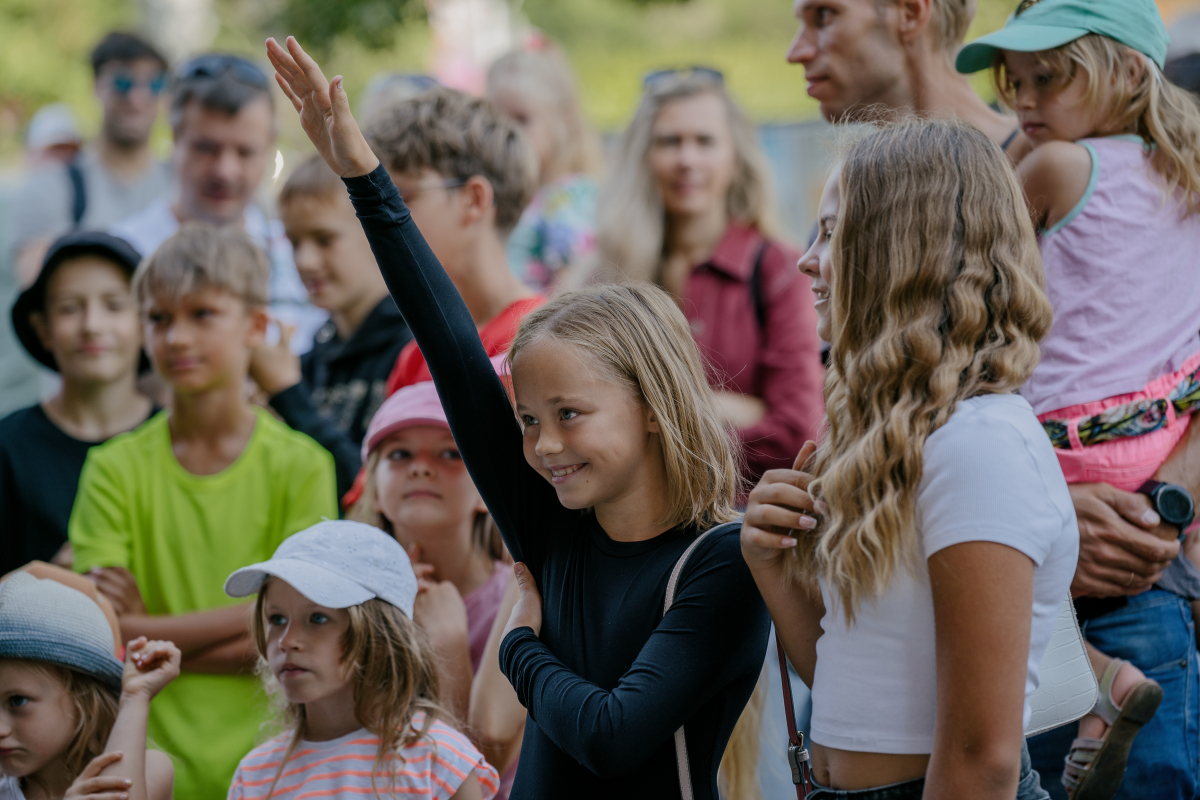 Bērni ar vecākiem brīvdabas pasākumā, spēlēs un radošajās darbnīcās