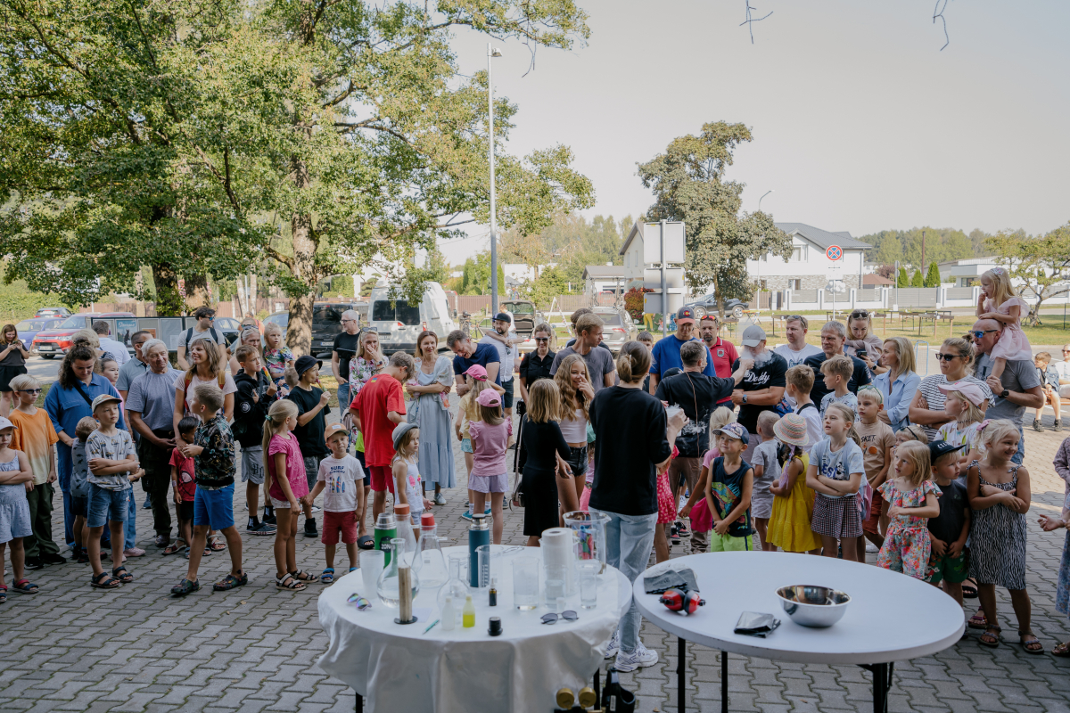 Bērni ar vecākiem brīvdabas pasākumā, spēlēs un radošajās darbnīcās