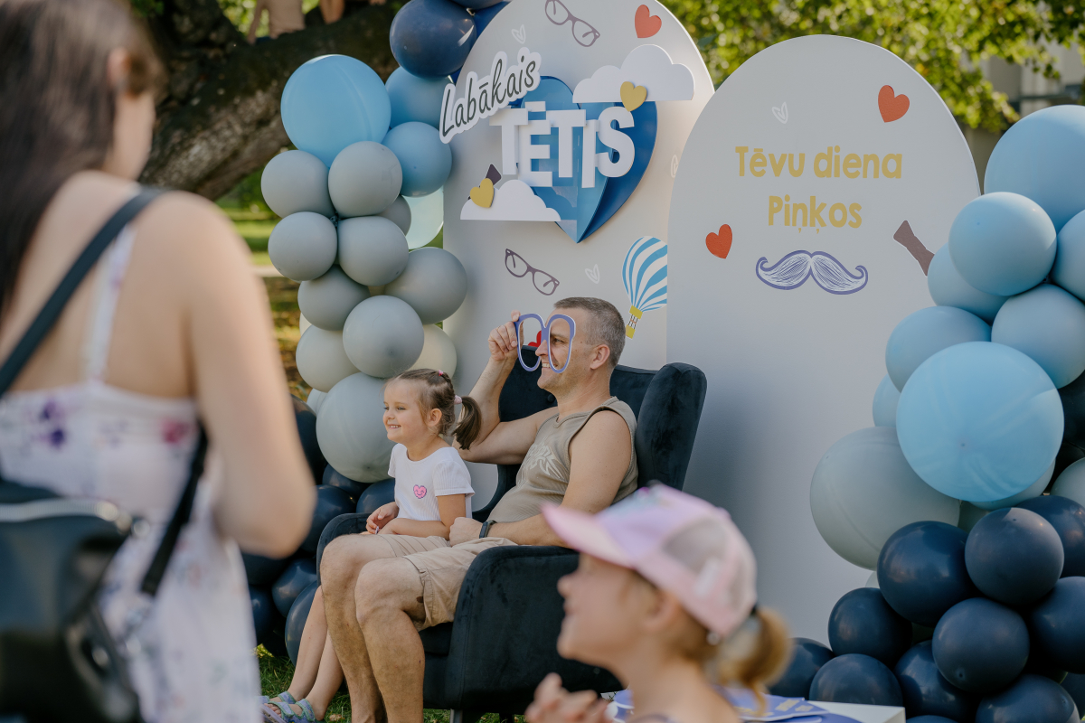 Bērni ar vecākiem brīvdabas pasākumā, spēlēs un radošajās darbnīcās