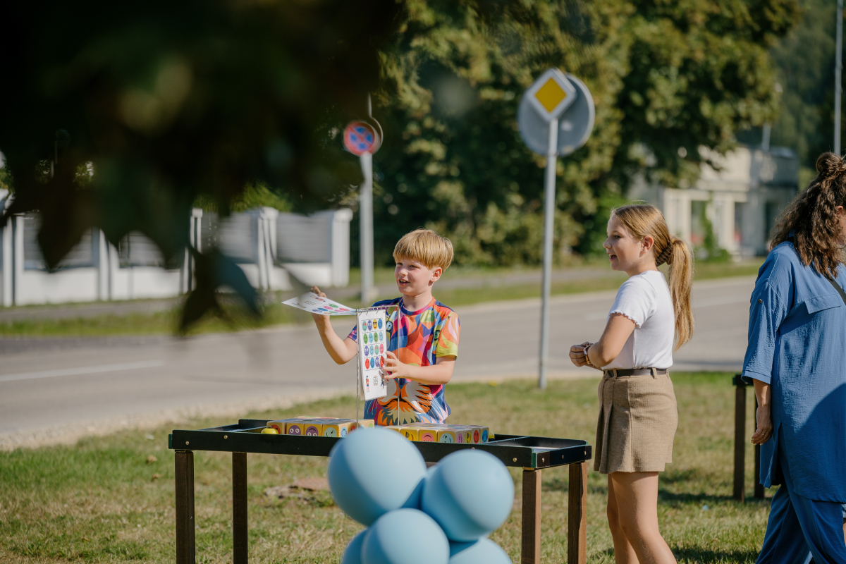 Bērni ar vecākiem brīvdabas pasākumā, spēlēs un radošajās darbnīcās