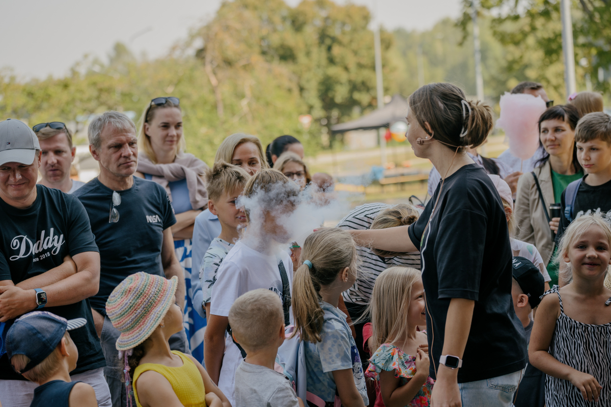 Bērni ar vecākiem brīvdabas pasākumā, spēlēs un radošajās darbnīcās