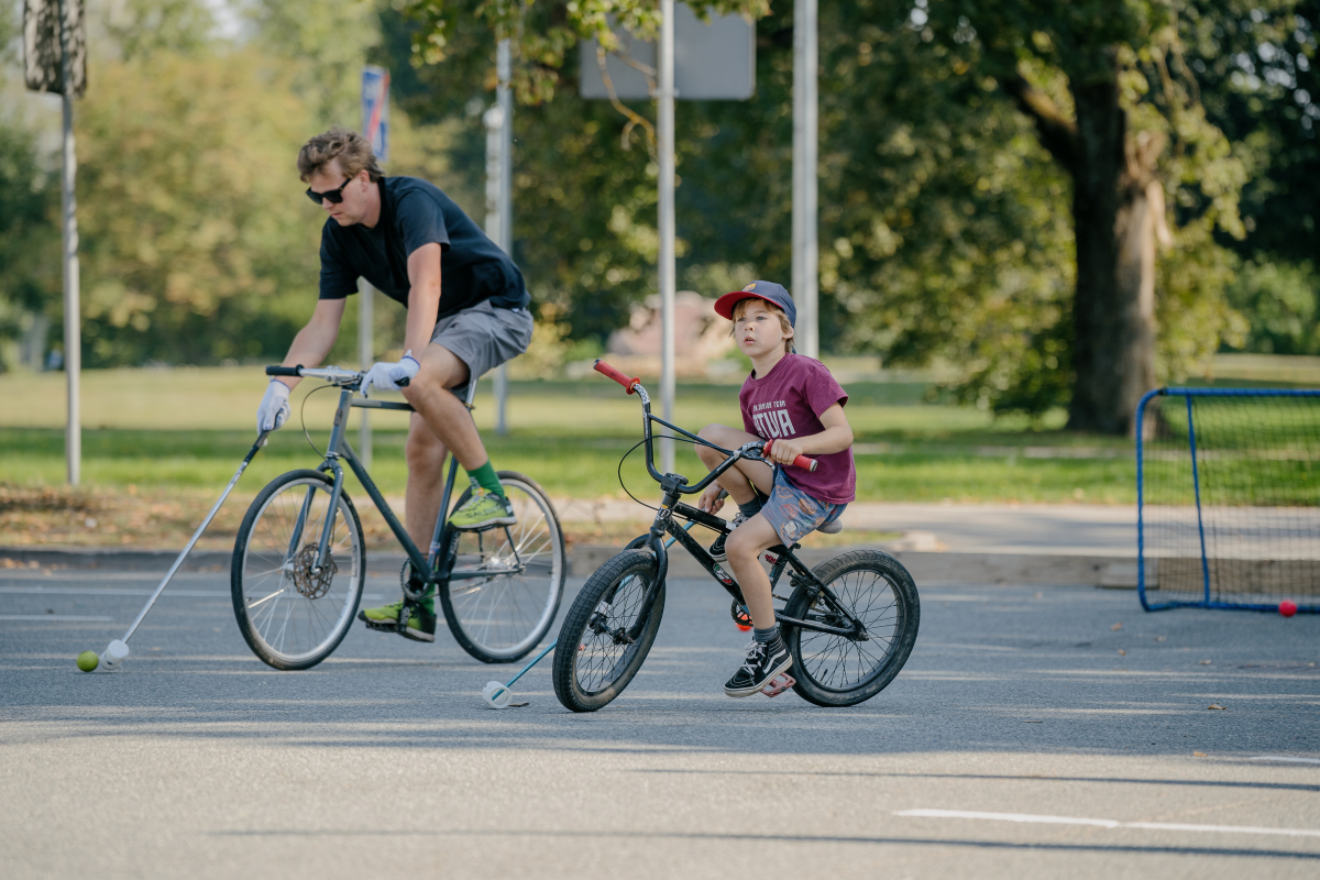 Bērni ar vecākiem brīvdabas pasākumā, spēlēs un radošajās darbnīcās