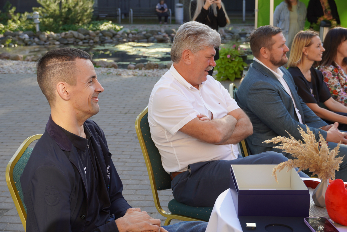 Svinīgā pieņemšana pie domes priekšsēdētāja Andreja Ences, godinot parasportistu Rihardu Snikus un viņa komandu par izcilajiem sasniegumiem Parīzes paralimpiskajās spēlēs 2024.