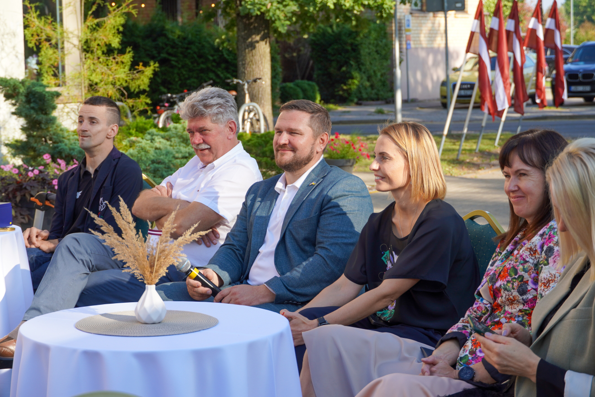 Svinīgā pieņemšana pie domes priekšsēdētāja Andreja Ences, godinot parasportistu Rihardu Snikus un viņa komandu par izcilajiem sasniegumiem Parīzes paralimpiskajās spēlēs 2024.