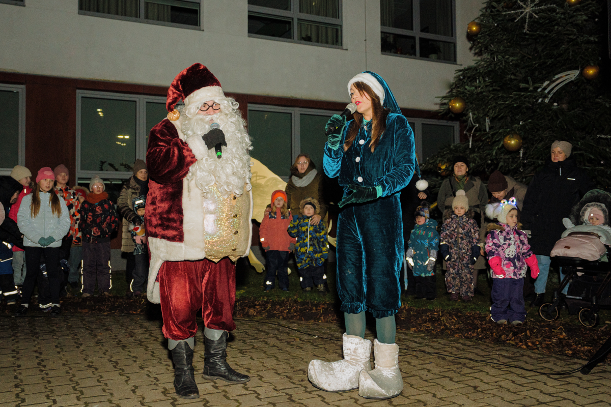 Ziemassvētku egles iedegšana Piņķos