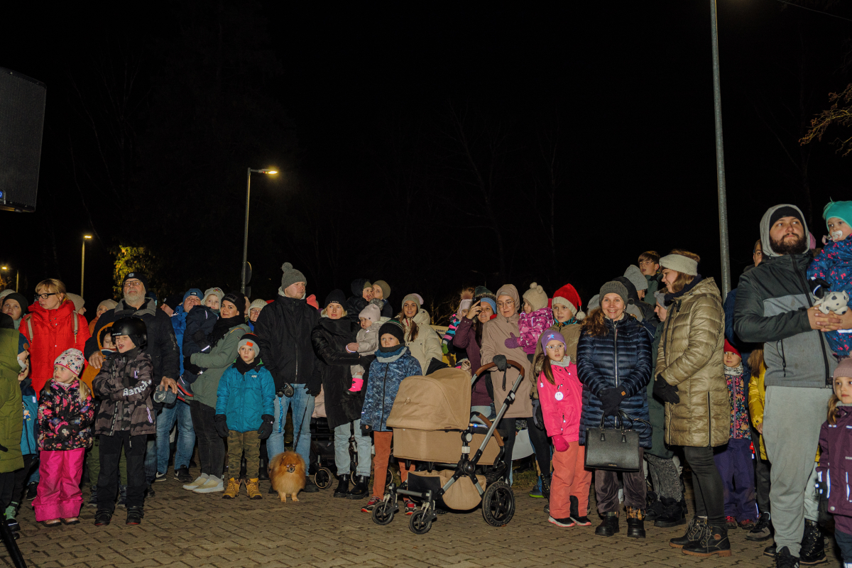 Ziemassvētku egles iedegšana Piņķos