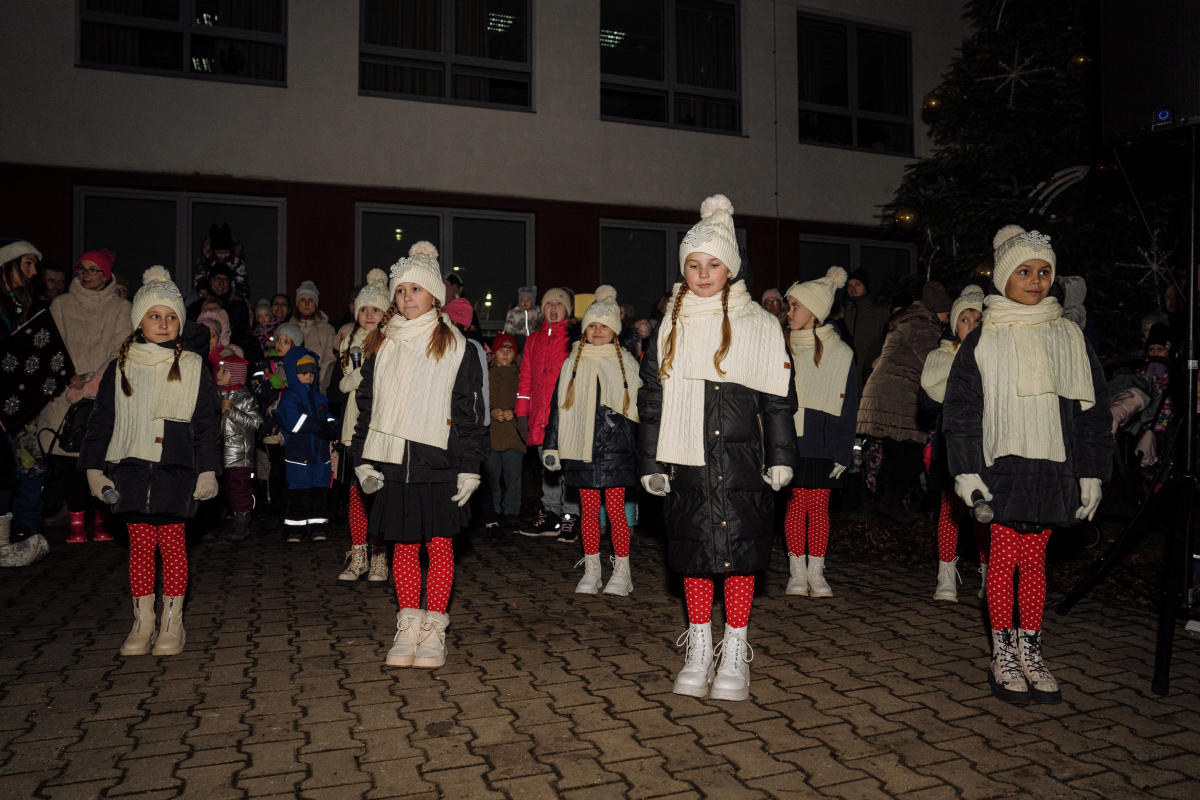 Ziemassvētku egles iedegšana Piņķos