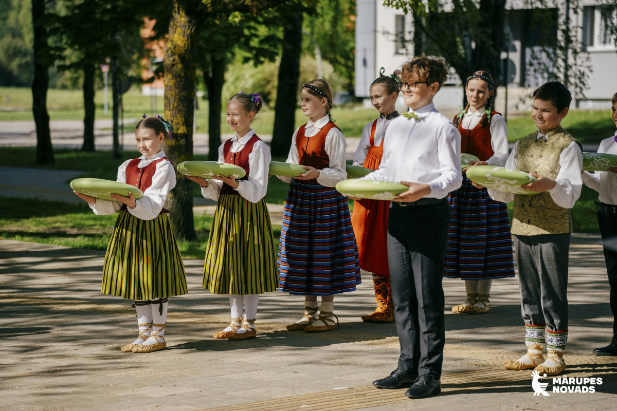 XIII Latvijas Skolu jaunatnes dziesmu un deju svētku "Savīšanās ceļš" 