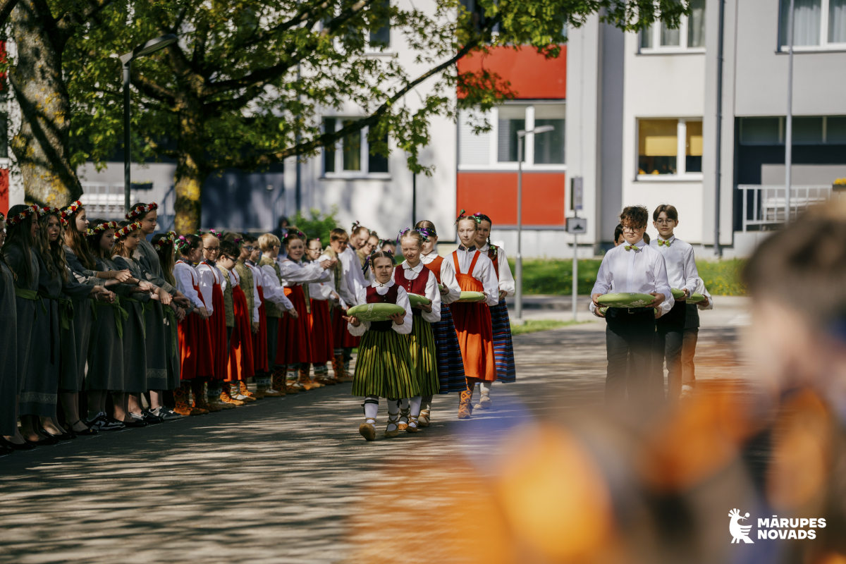 XIII Latvijas Skolu jaunatnes dziesmu un deju svētku "Savīšanās ceļš" 