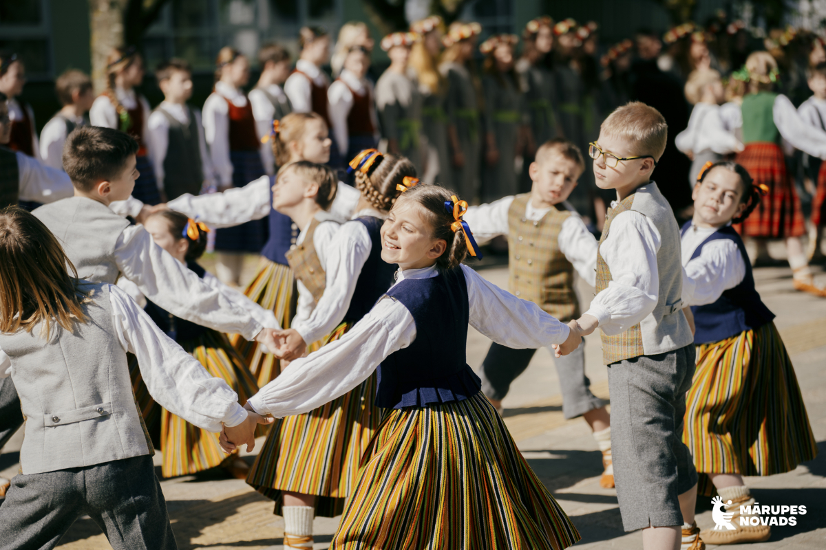 XIII Latvijas Skolu jaunatnes dziesmu un deju svētku "Savīšanās ceļš" 