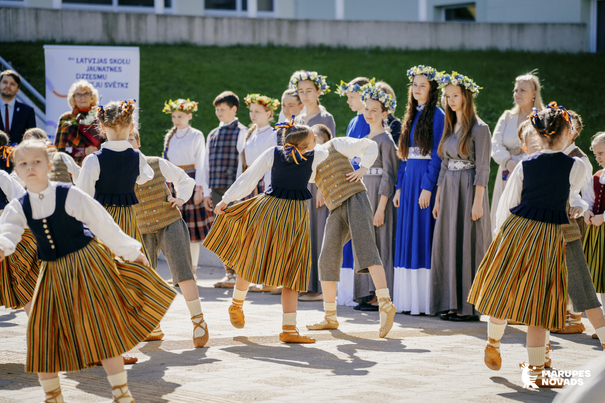 XIII Latvijas Skolu jaunatnes dziesmu un deju svētku "Savīšanās ceļš" 