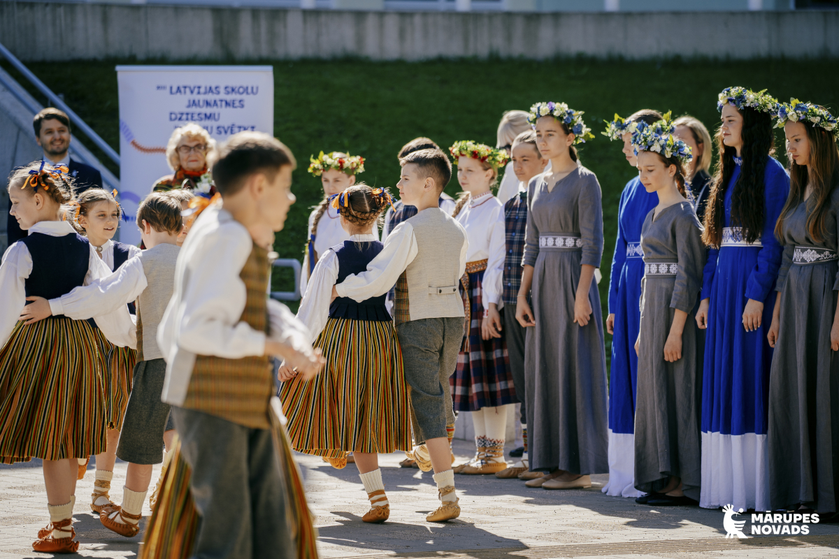 XIII Latvijas Skolu jaunatnes dziesmu un deju svētku "Savīšanās ceļš" 
