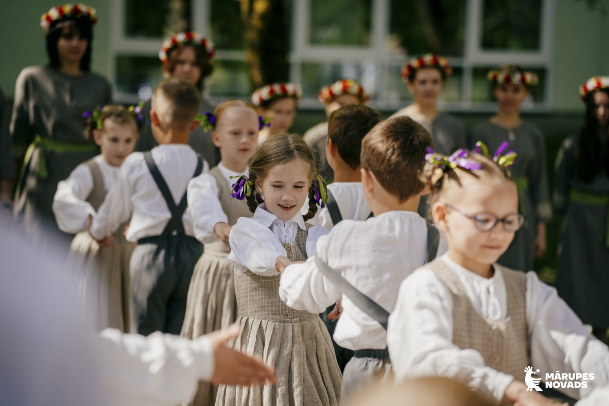 XIII Latvijas Skolu jaunatnes dziesmu un deju svētku "Savīšanās ceļš" 