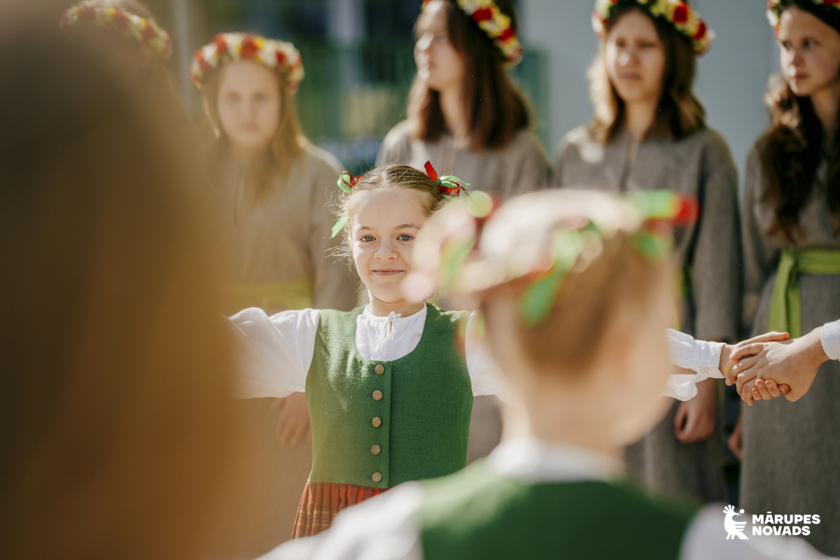 XIII Latvijas Skolu jaunatnes dziesmu un deju svētku "Savīšanās ceļš" 