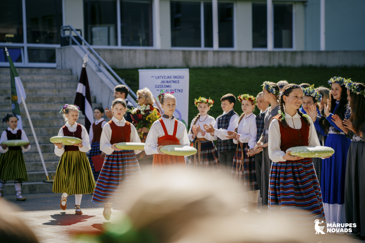 XIII Latvijas Skolu jaunatnes dziesmu un deju svētku "Savīšanās ceļš" 