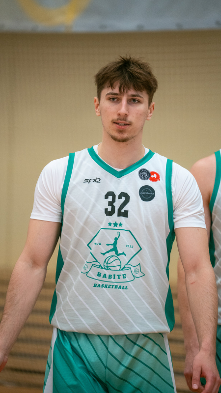 Basketbolisti sporta zālē