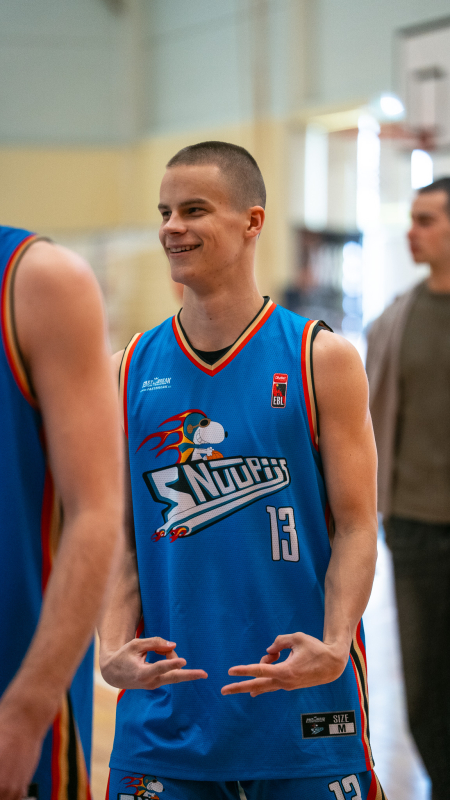 Basketbolisti sporta zālē