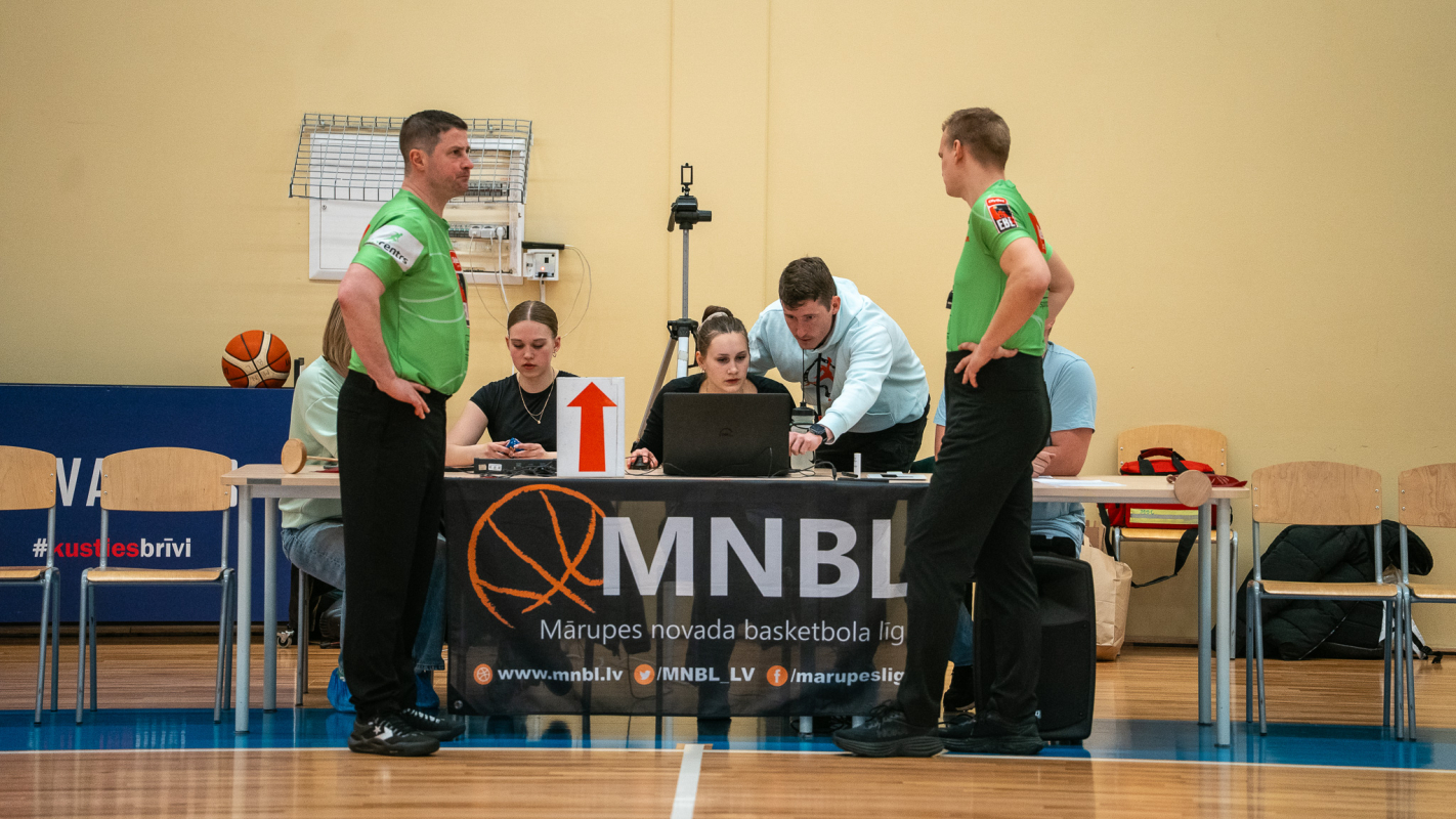 Basketbolisti sporta zālē