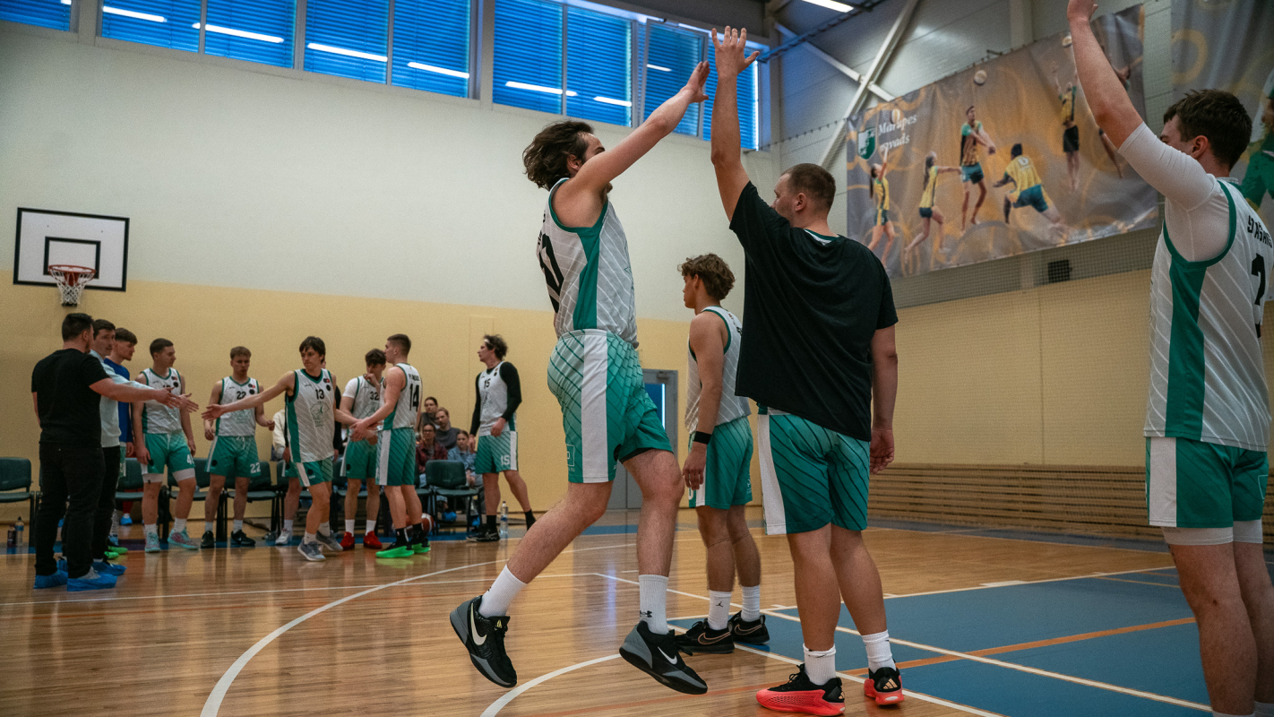 Basketbolisti sporta zālē