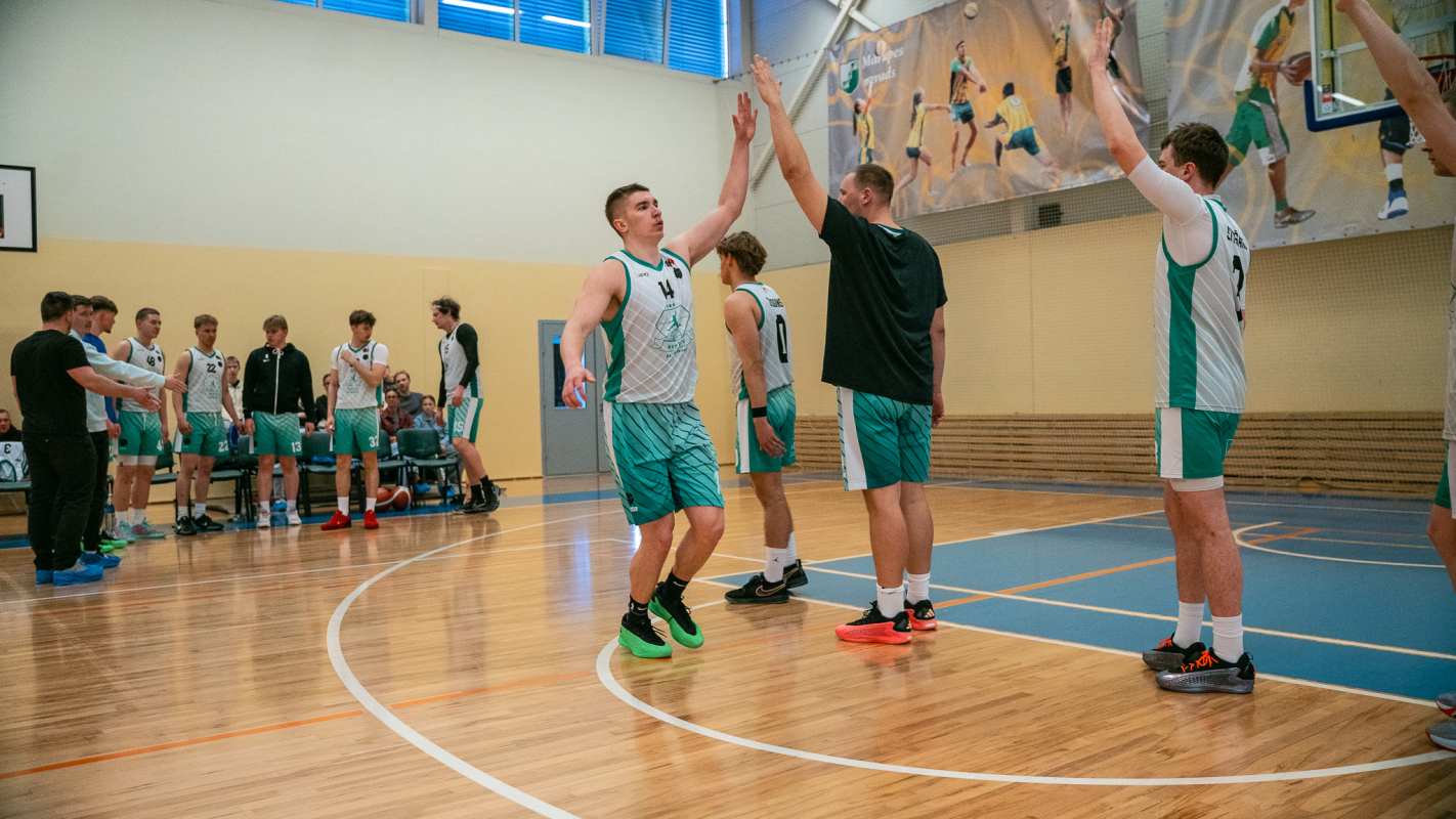 Basketbolisti sporta zālē