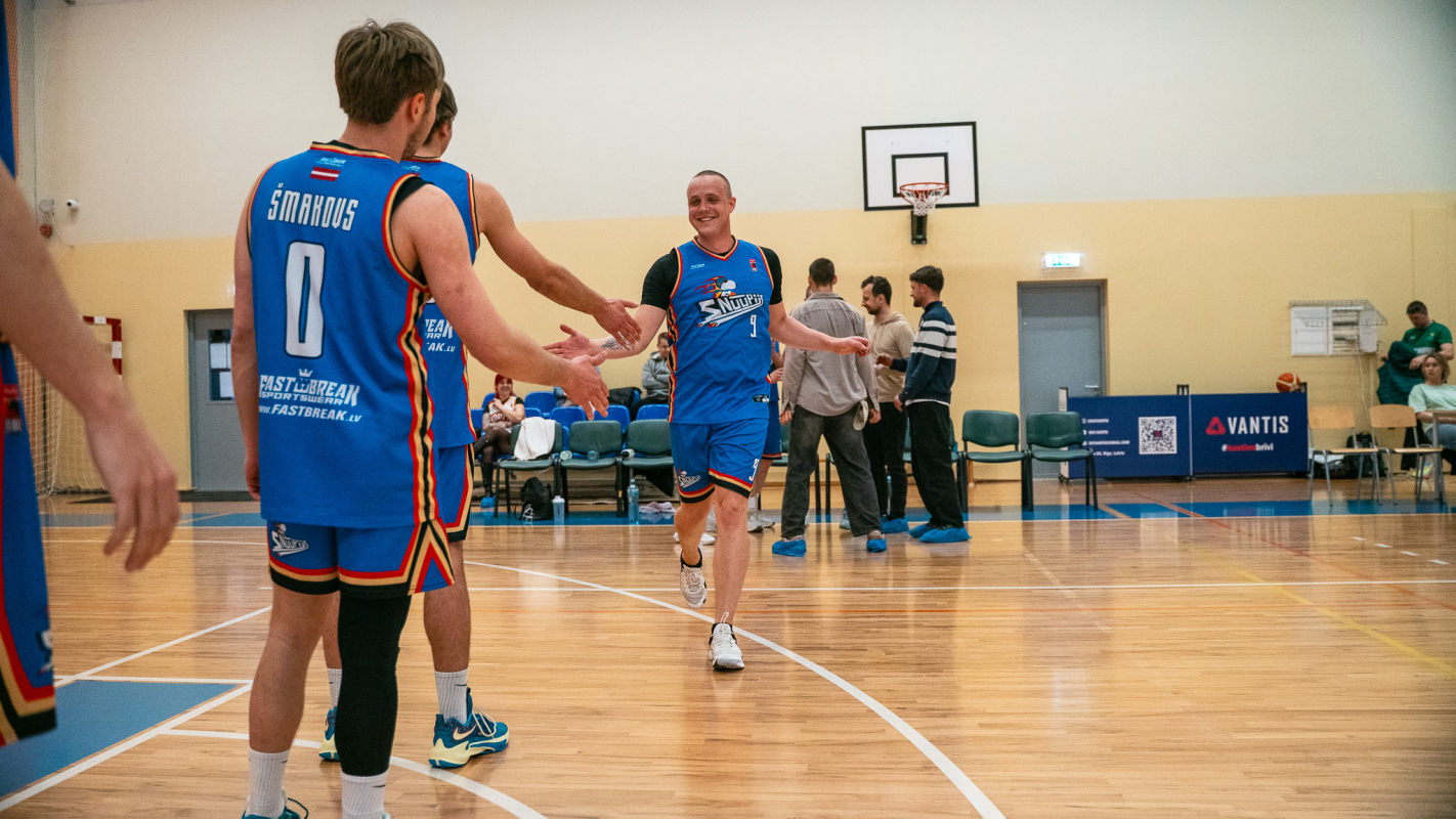 Basketbolisti sporta zālē
