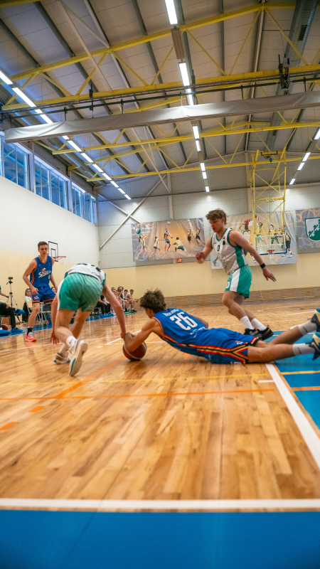 Basketbolisti sporta zālē