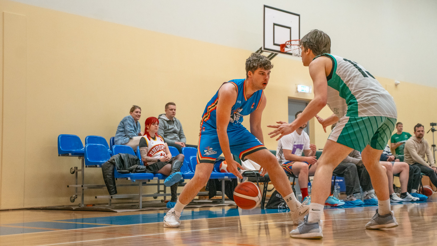Basketbolisti sporta zālē