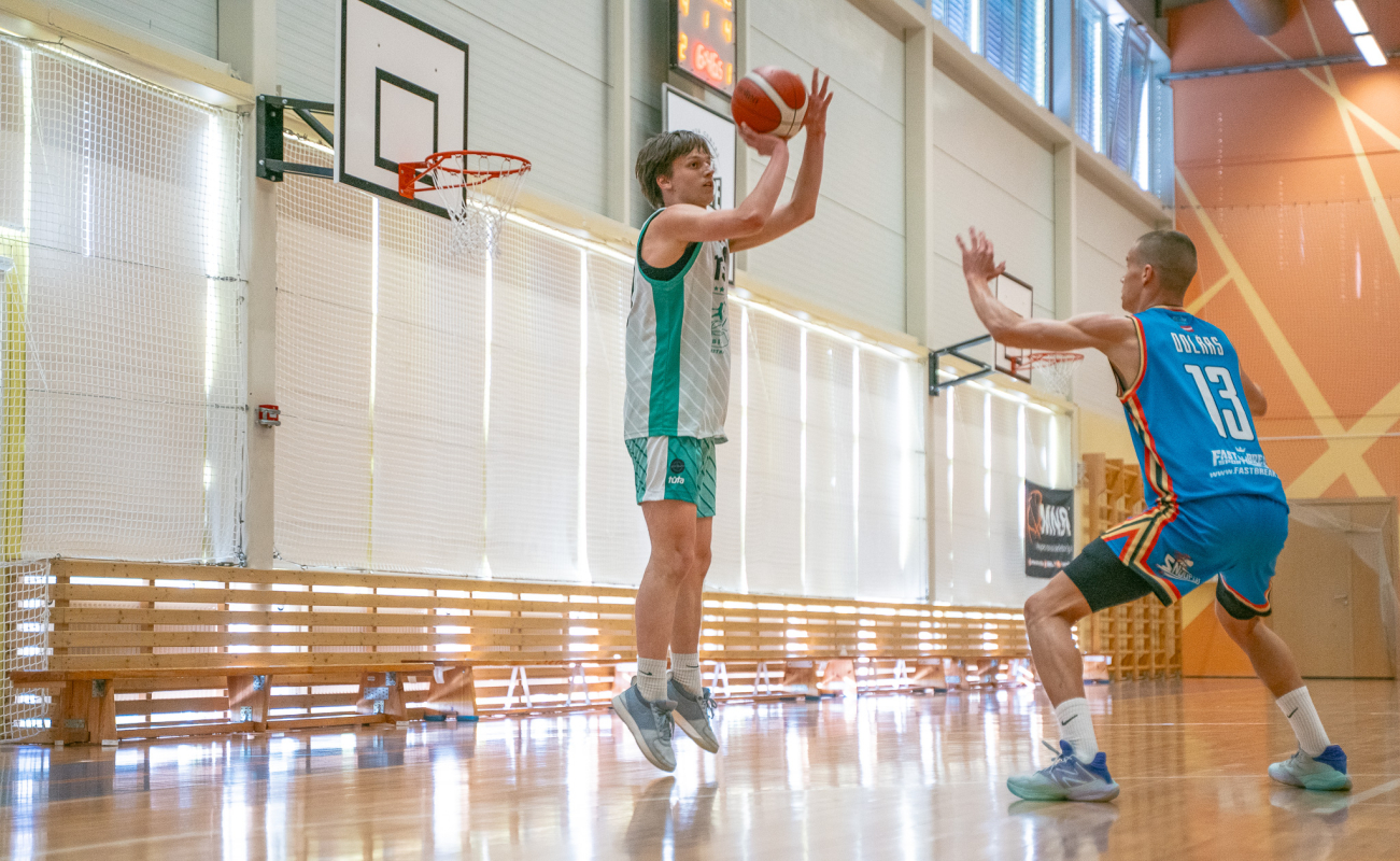 Basketbolisti sporta zālē