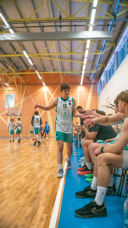 Basketbolisti sporta zālē