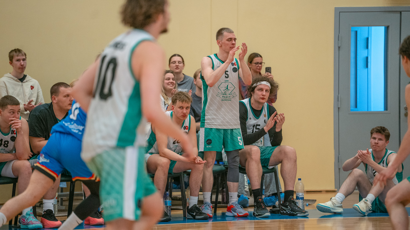 Basketbolisti sporta zālē
