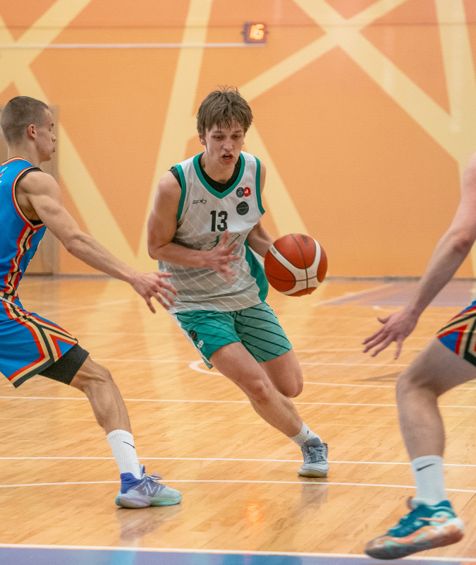 Basketbolisti sporta zālē