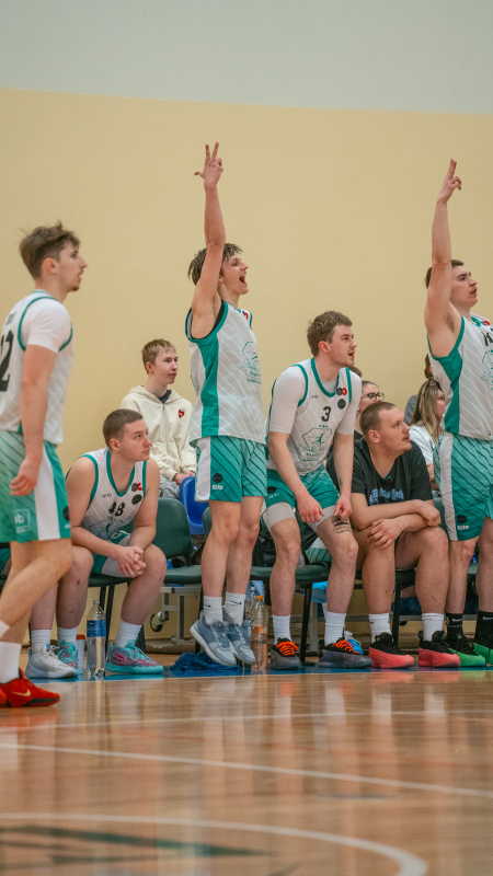 Basketbolisti sporta zālē